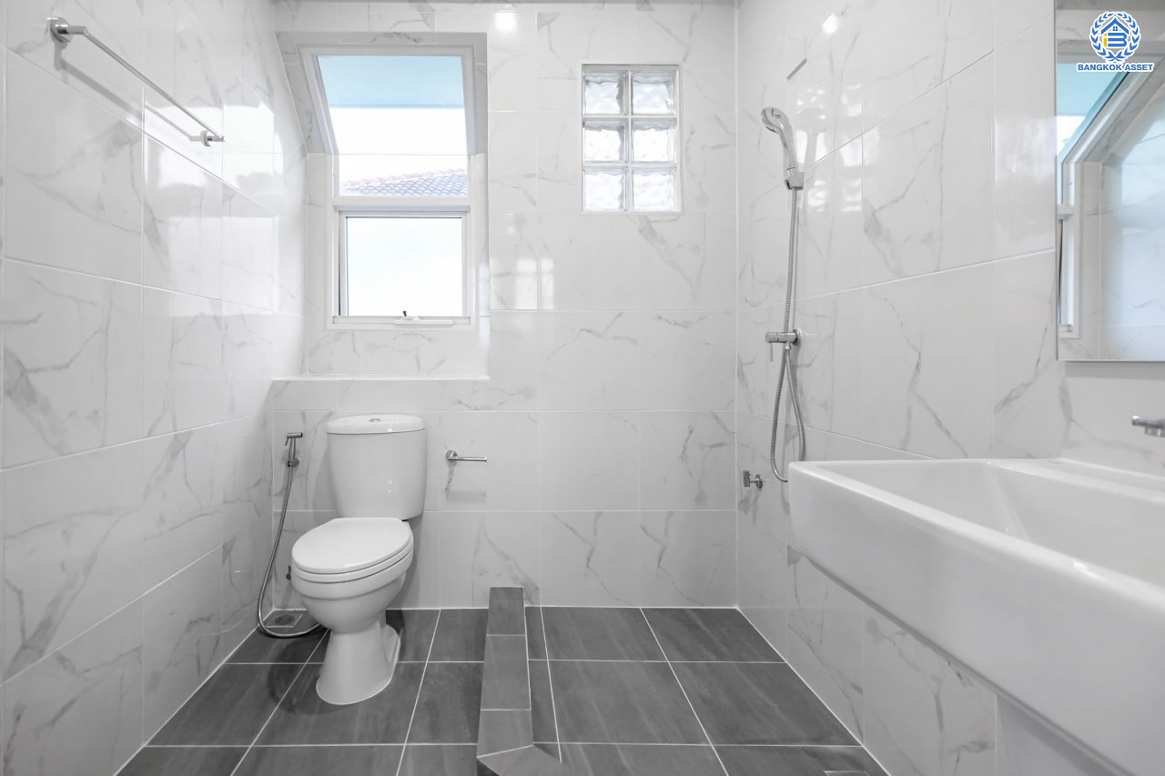 บ้านมือสองตกแต่งใหม่ แบรนด์ LH โครงการ มัณฑนา ราชพฤกษ์ หลังมุม เนื้อที่ 60.1 ตร.ว. ฟังก์ชัน 3 ห้องนอน 2 ห้องน้ำ จอดรถได้ 1 คัน พร้อมพื้นที่รอบบ้านกว้างขวาง Facilities ตอบโจทย์ทุกกิจกรรม! บนทำเลใกล้วงเวียนพระราม5 เซ็นทรัลเวสต์เกต และรถไฟฟ้า "สถานีบางรักน้อยท่าอิฐ"